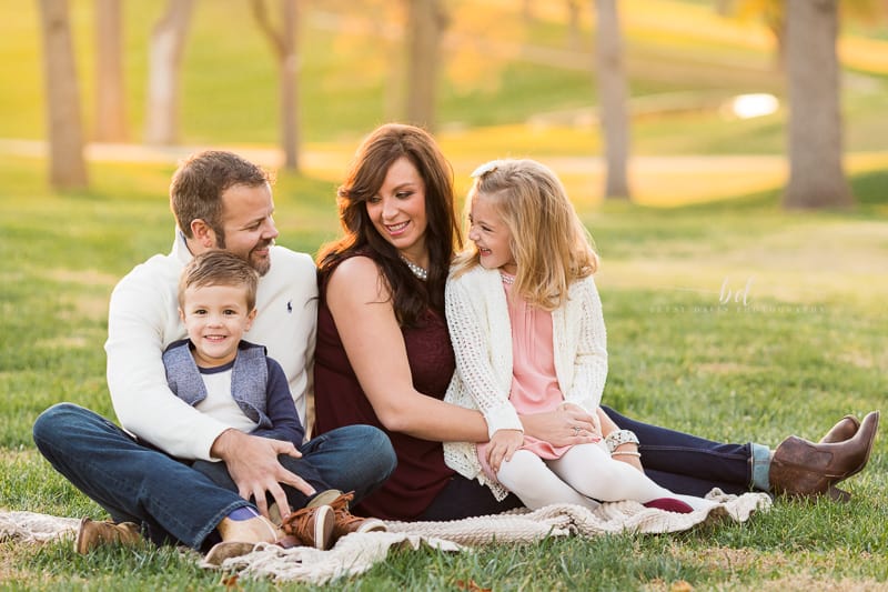 Family of 4 Pose Ideas | Pose Ideas with 2 Kids | Fall Family Photos |  Dallas Family Photographer | Family photoshoot poses, Fall family photos,  Cute family photos